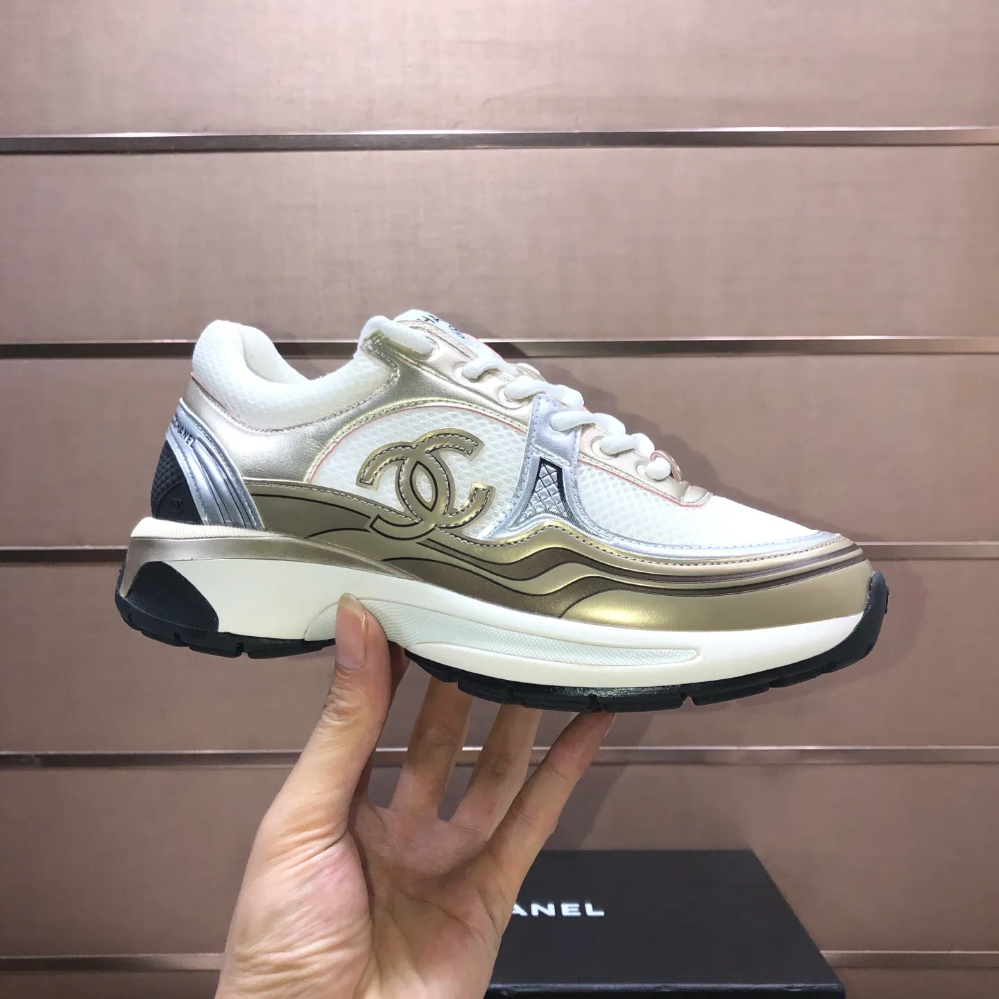 Men's shoes💰600💰【CHANEL】(Chanel couple's model)👩‍❤️‍💋‍👨The latest all-season shoes🔥🔥The ultimate derivative model. Not only are you more fashionable on your feet, but wearing flat shoes can also lengthen your overall body shape ~ "Features" The simple upper is paired with conspicuous small fragrant cloth strips, which is fashionable and high-end. 💕💕Selected Chanel fabric for the upper, comfortable and soft fabric lining available in 5 colors 🐎Size: (women's 35-39, customized 40. Men's 38-44, customized 45)